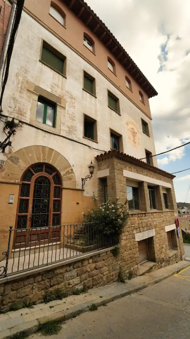 Außenansicht von Gebäude zum Verkauf in Castellterçol