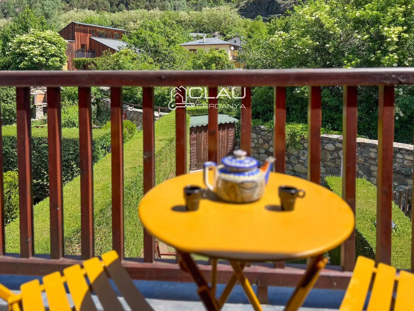 Terrasse von Einfamilien-Reihenhaus zur Miete in Latour - de - Carol mit Heizung, Privatgarten und Terrasse