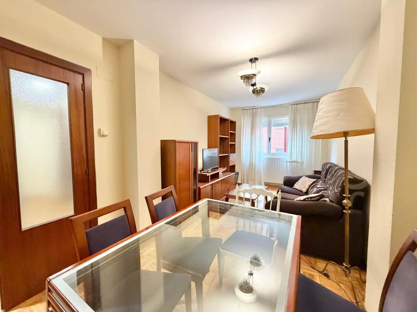 Sala de estar de Piso de alquiler en  Logroño con Calefacción, Parquet y Amueblado