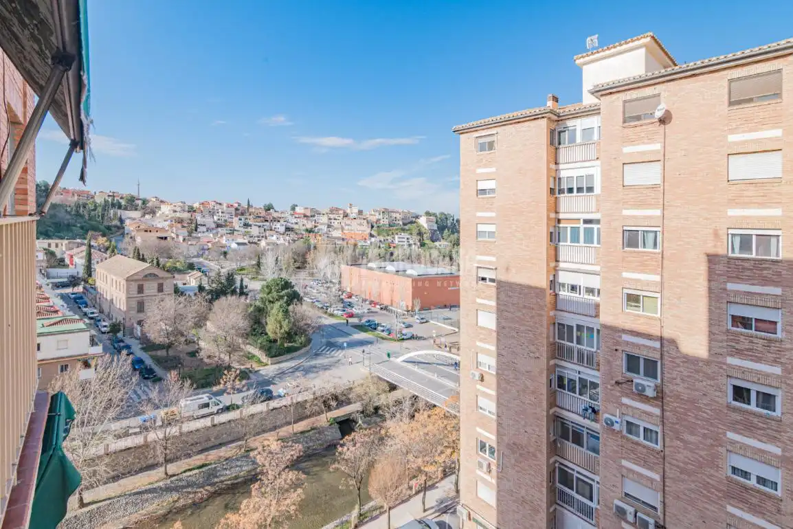 Vista exterior de Pis en venda en Granada amb Balcó