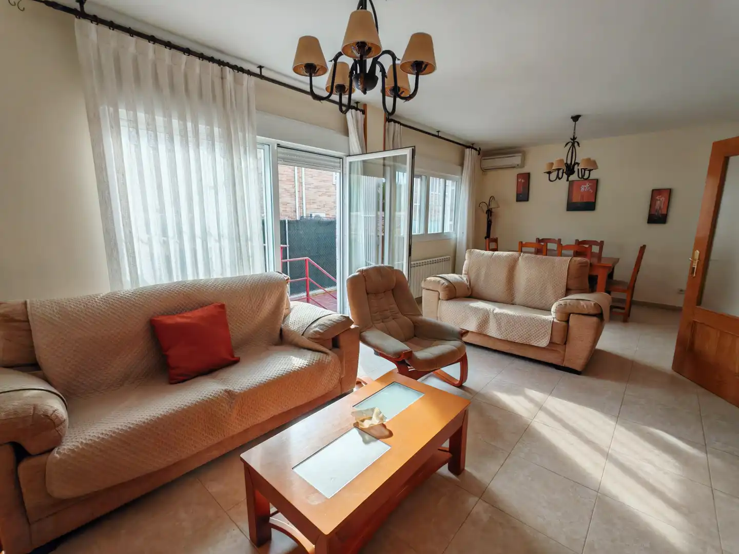 Sala d'estar de Casa adosada en venda en Quismondo amb Aire condicionat, Calefacció i Parquet