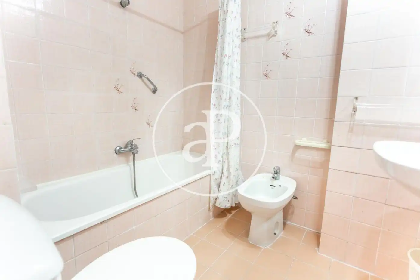 Baño de Piso de alquiler en Valencia con Calefacción, Jardín privado y Amueblado