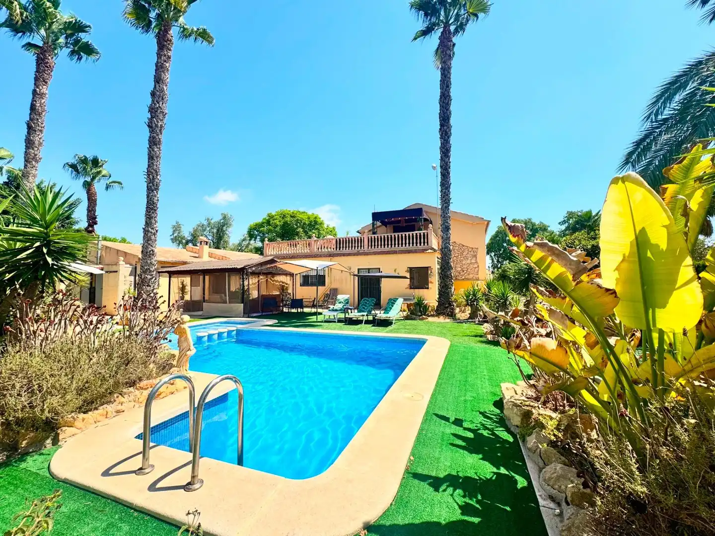 Vista exterior de Casa o xalet en venda en Elche / Elx amb Aire condicionat, Jardí privat i Terrassa