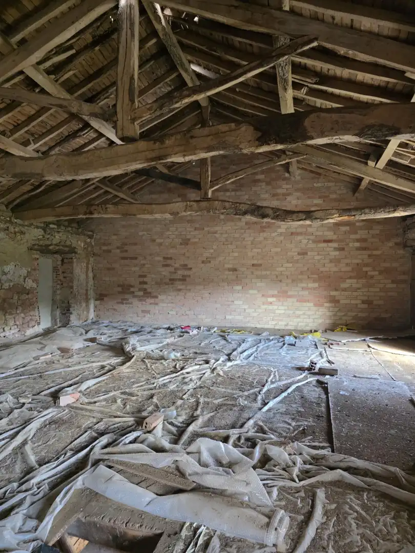 Casa adosada en venta en Valle de Valdelucio