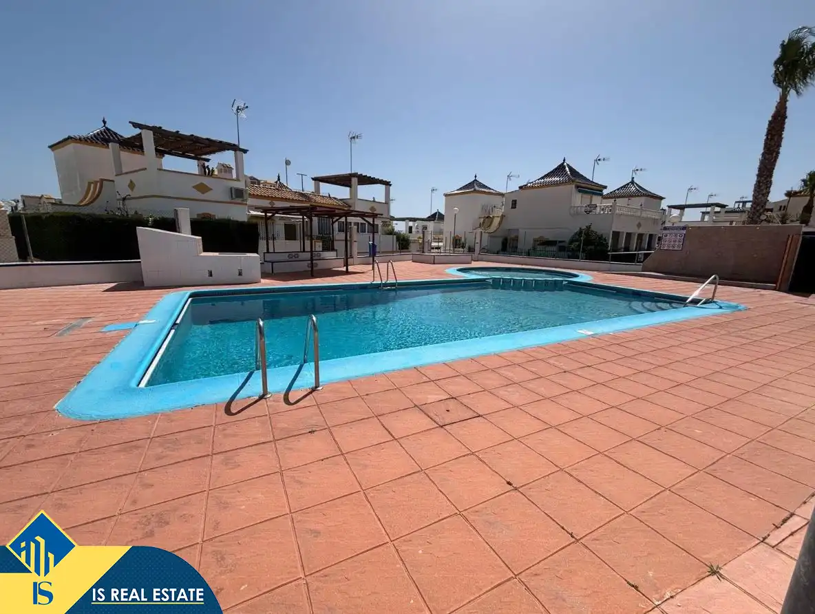 Casa con piscina en venta en Los Balcones - Los Altos