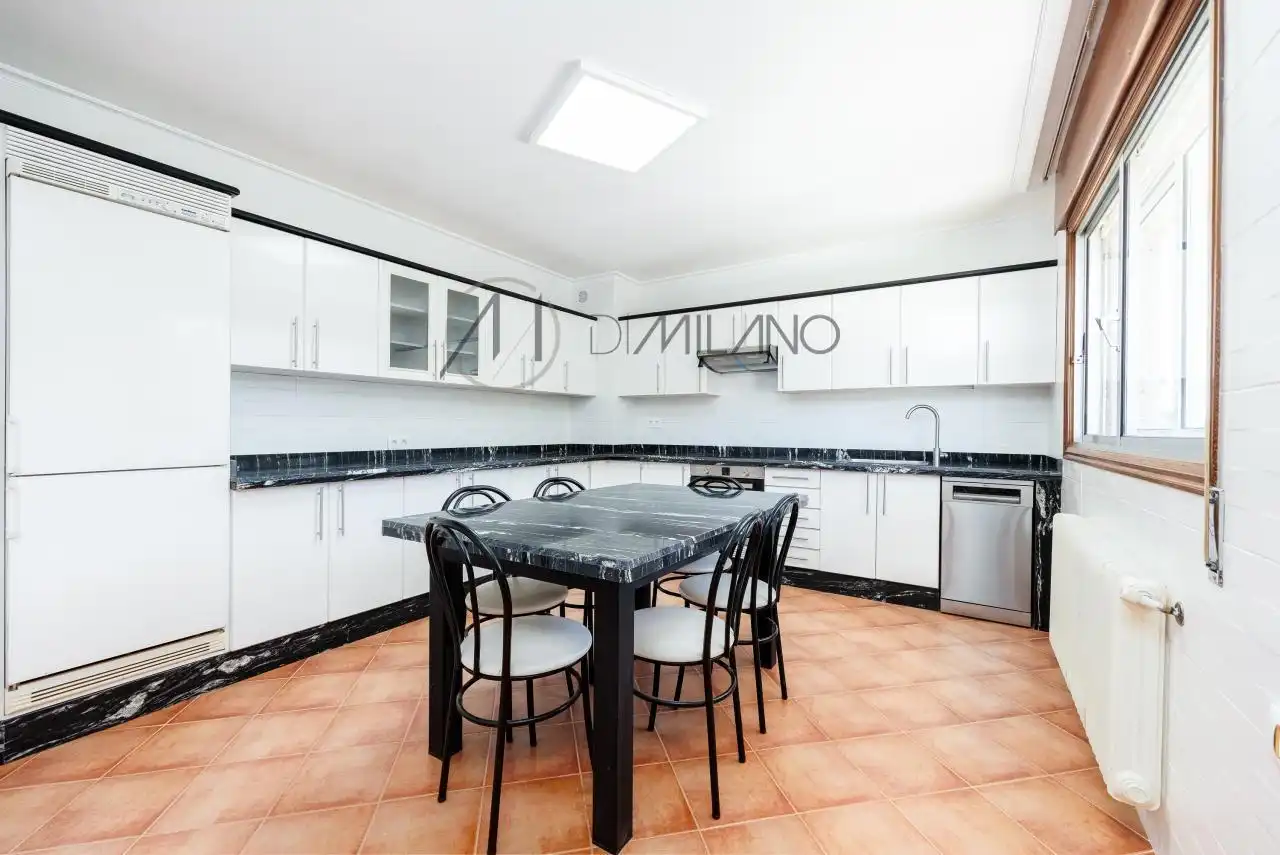 Cocina de Casa o chalet en venta en Vigo  con Calefacción, Jardín privado y Parquet