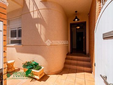 Casa aparellada amb balcó en venda a El Ejido Ciudad