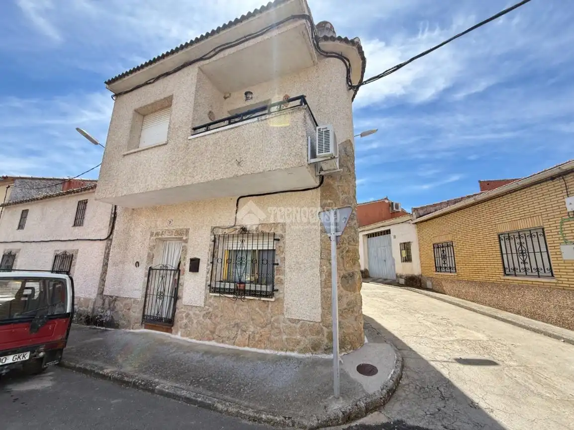 Vista exterior de Casa adosada en venta en Lucillos con Aire acondicionado y Calefacción