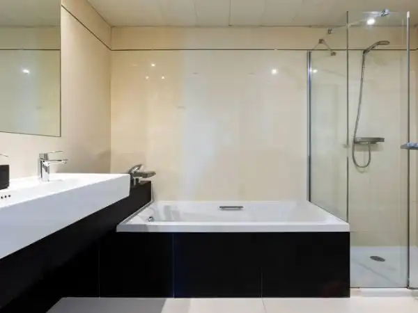 Baño de Ático de alquiler en Barcelona con Aire acondicionado, Calefacción y Parquet