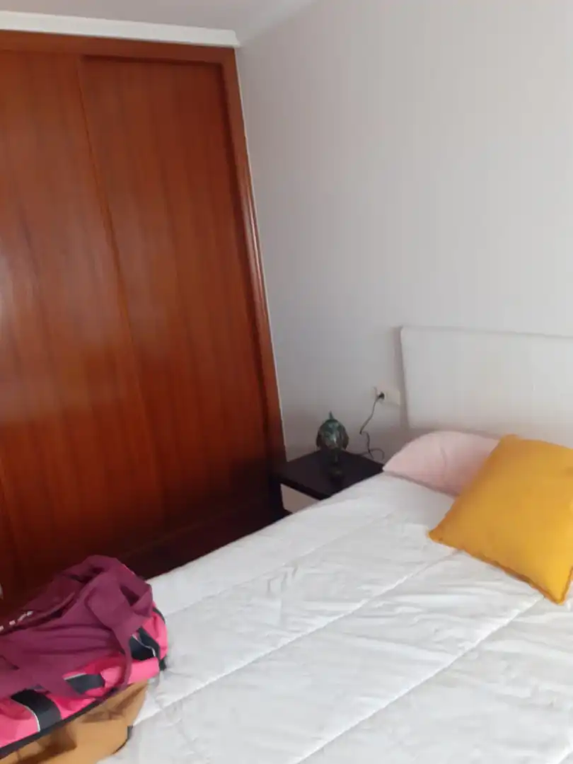 Schlafzimmer von Wohnungen zur Miete in Vigo  mit Heizung, Parkett und Abstellraum