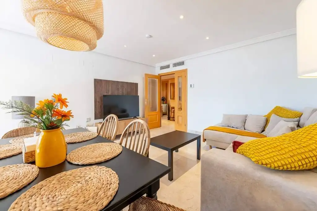 Sala de estar de Apartamento de alquiler en Estepona con Aire acondicionado, Terraza y Piscina