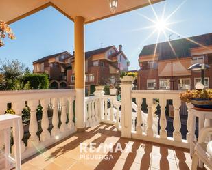 Vista exterior de Casa adosada en venda en Cistérniga amb Calefacció, Jardí privat i Moblat