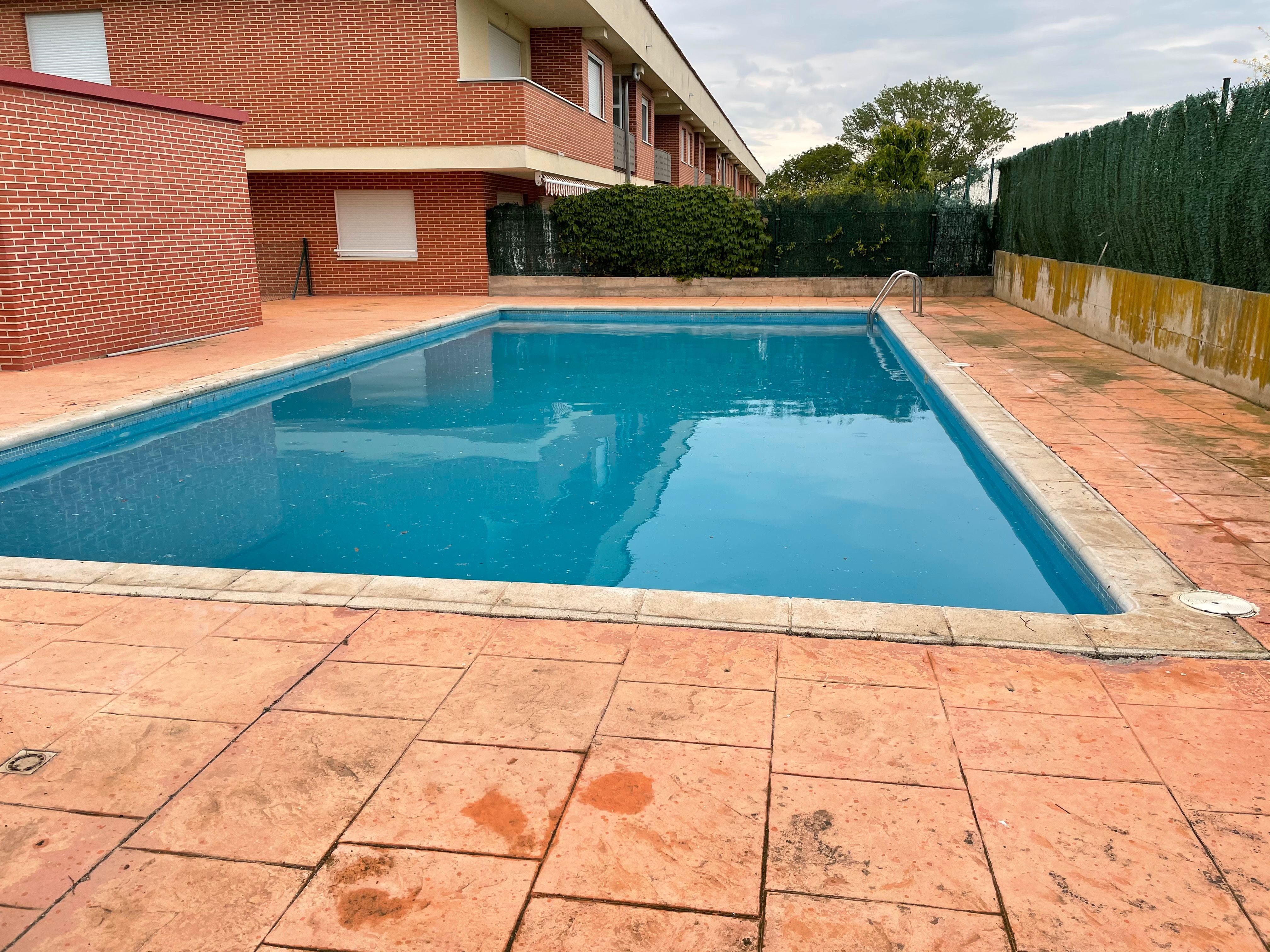 Piscina de Dúplex en venda en Castañares de Rioja amb Parquet, Terrassa i Traster