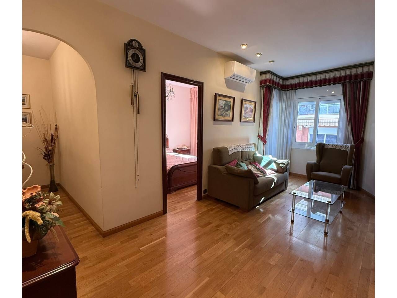 Living room of Flat for sale in  Barcelona Capital  with Air Conditioner, Parquet flooring and Furnished
