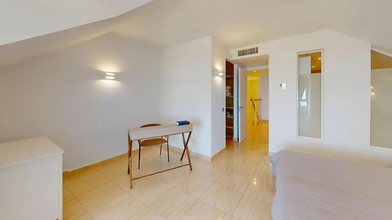 Schlafzimmer von Dachboden zum Verkauf in Fuengirola mit Klimaanlage, Terrasse und Gemeinschaftspool