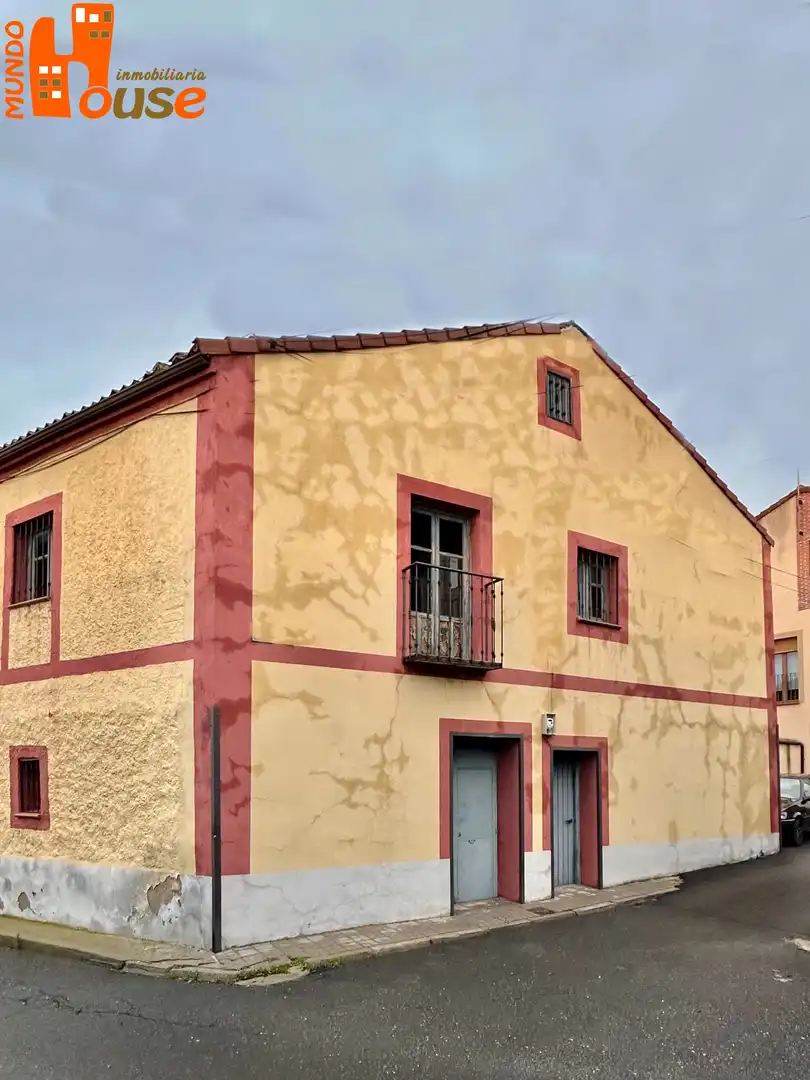 Außenansicht von Haus oder Chalet zum Verkauf in Palazuelos de Eresma mit Abstellraum