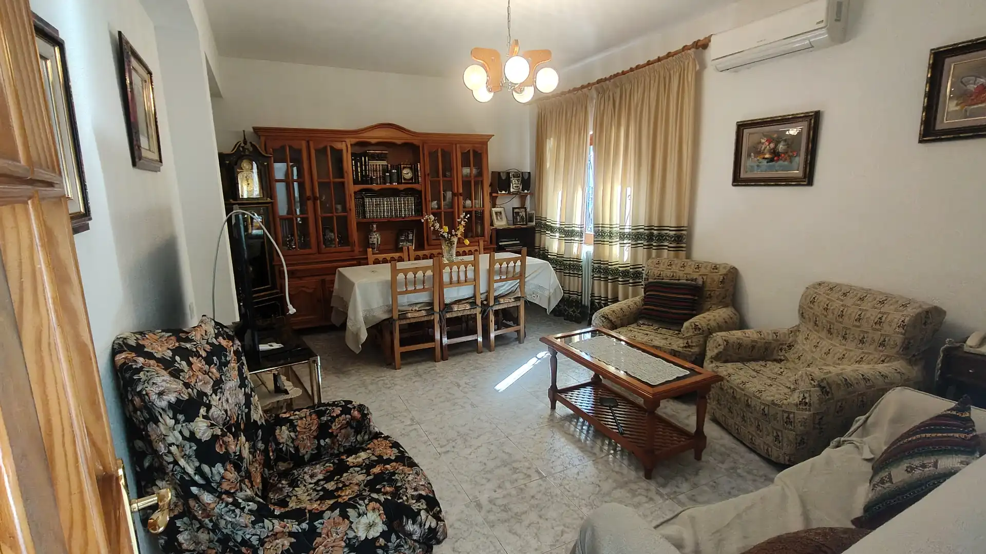 Sala d'estar de Casa o xalet en venda en Baza amb Moblat