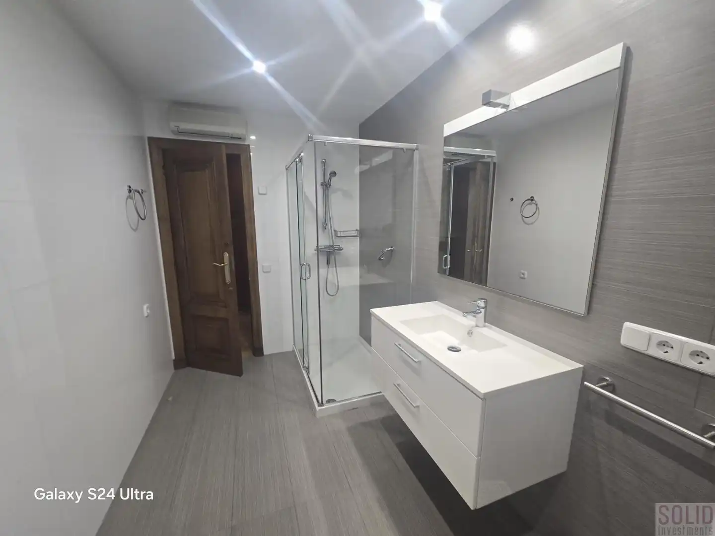 Bathroom of Flat for rent in Valencia  with Air Conditioner and Balcony