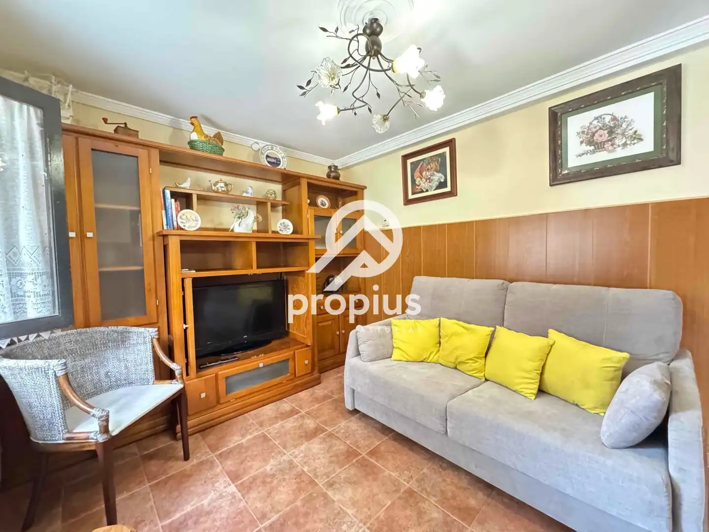 Sala de estar de Casa o chalet en venta en Parres con Calefacción, Jardín privado y Parquet