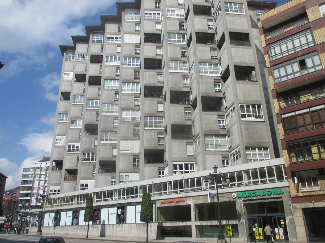 Vista exterior de Piso en venta en Oviedo 