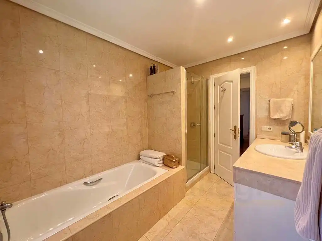 Bany de Casa o xalet en venda en Galapagar amb Aire condicionat, Jardí privat i Piscina