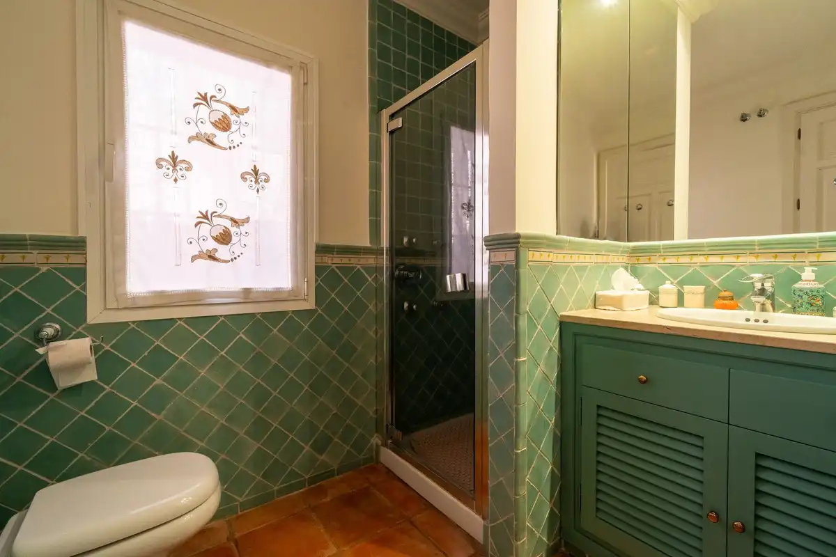 Baño de Apartamento de alquiler en Benahavís con Aire acondicionado, Jardín privado y Terraza
