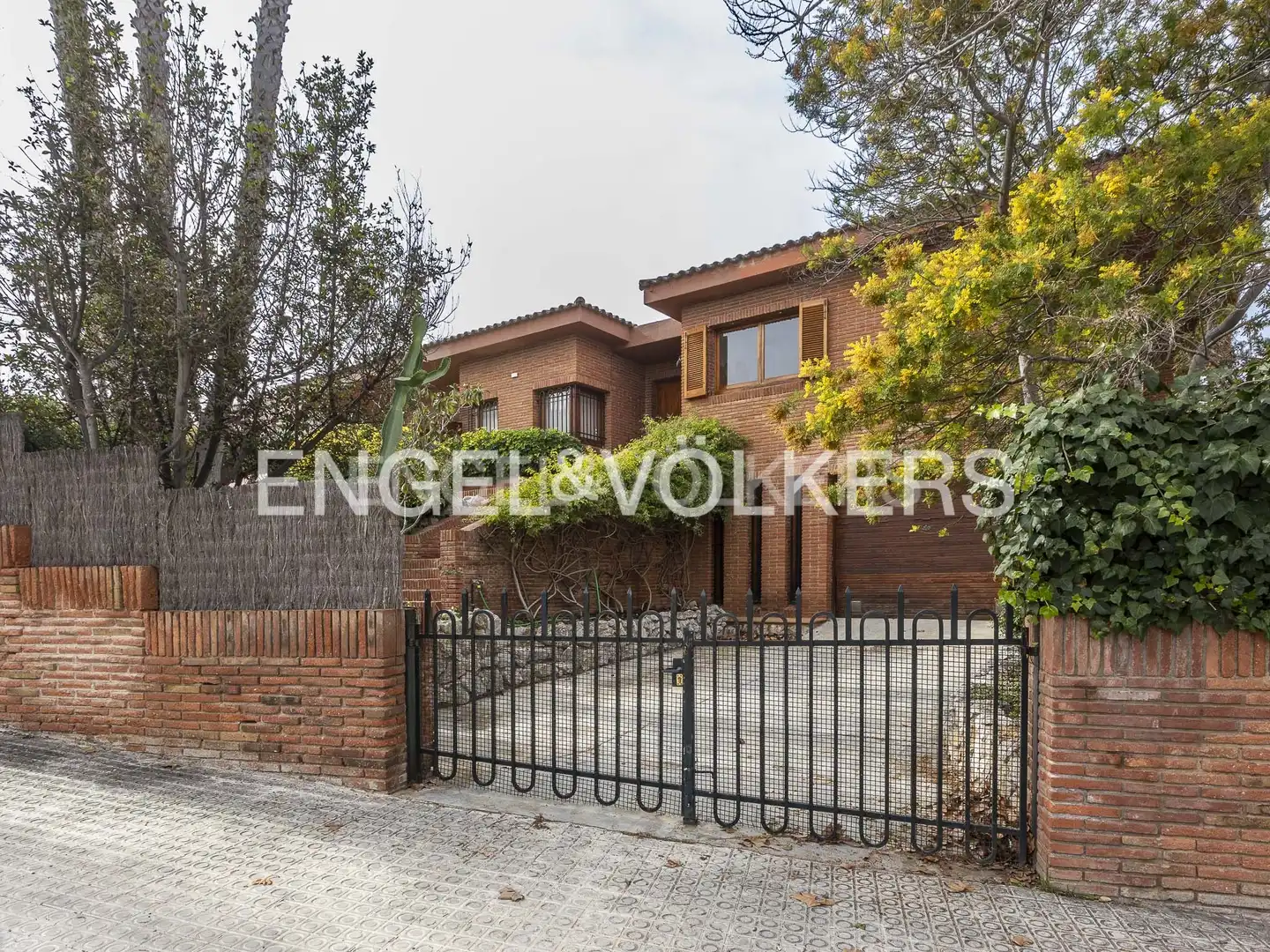 Vista exterior de Casa o xalet en venda en Vilanova i la Geltrú amb Calefacció, Jardí privat i Terrassa