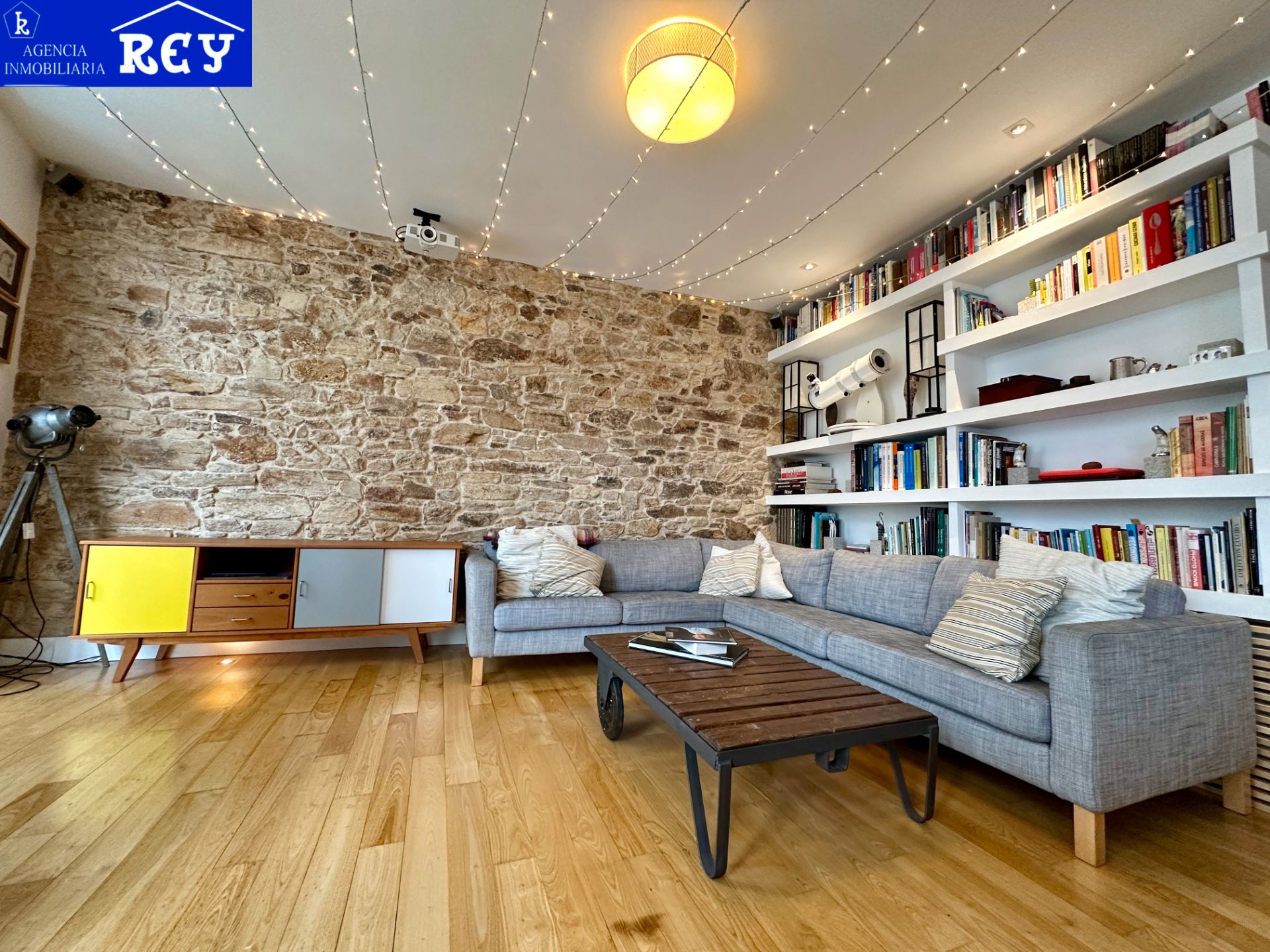 Sala d'estar de Pis en venda en Santiago de Compostela  amb Calefacció, Forn i Rentadora