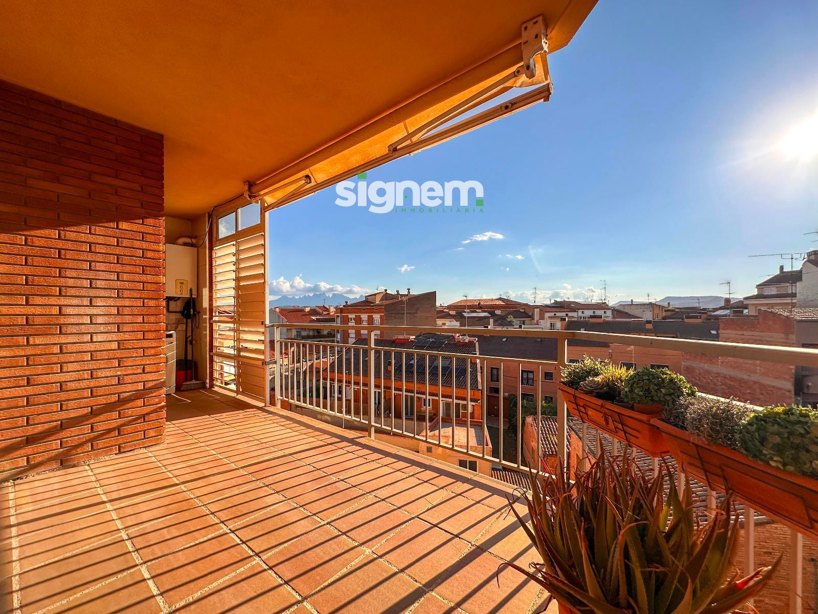 Vista exterior de Dúplex en venda en Manresa amb Calefacció, Parquet i Terrassa