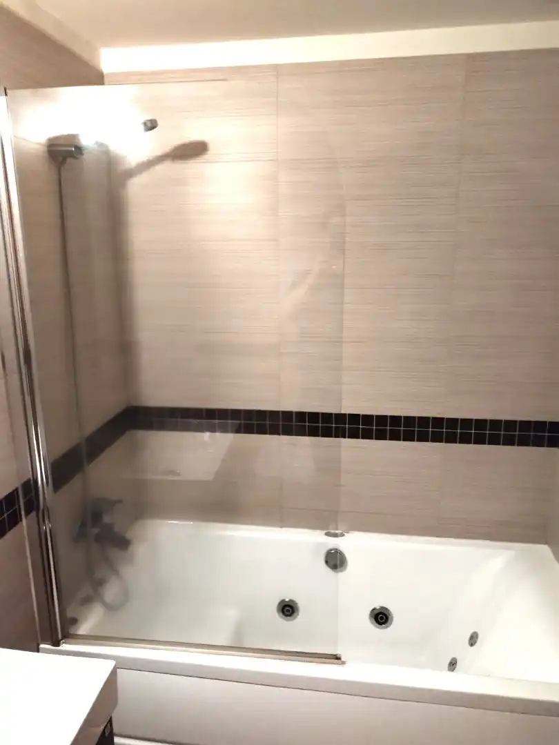 Bathroom of Flat for rent in Vigo   with Parquet flooring