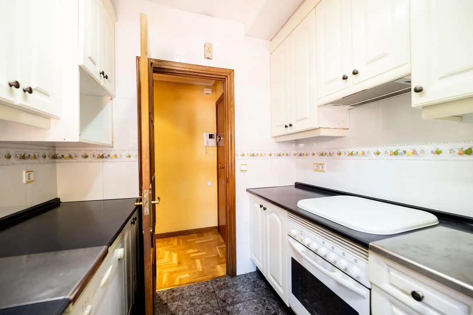 Cocina de Piso en venta en Madrid con Calefacción, Parquet y Alarma