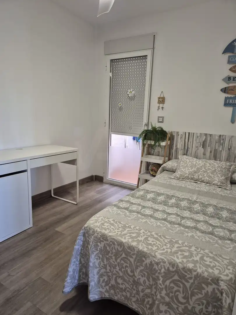Dormitori de Pis de lloguer en Santa Pola amb Aire condicionat, Calefacció i Terrassa