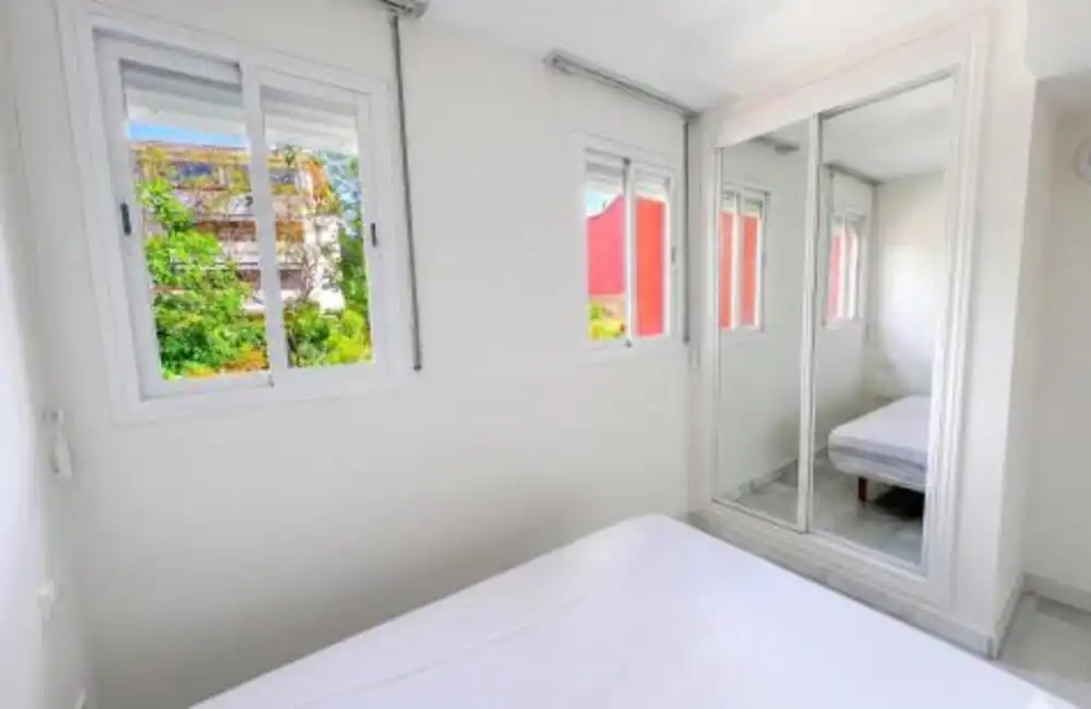 Dormitori de Apartament de lloguer en Marbella amb Aire condicionat, Terrassa i Moblat