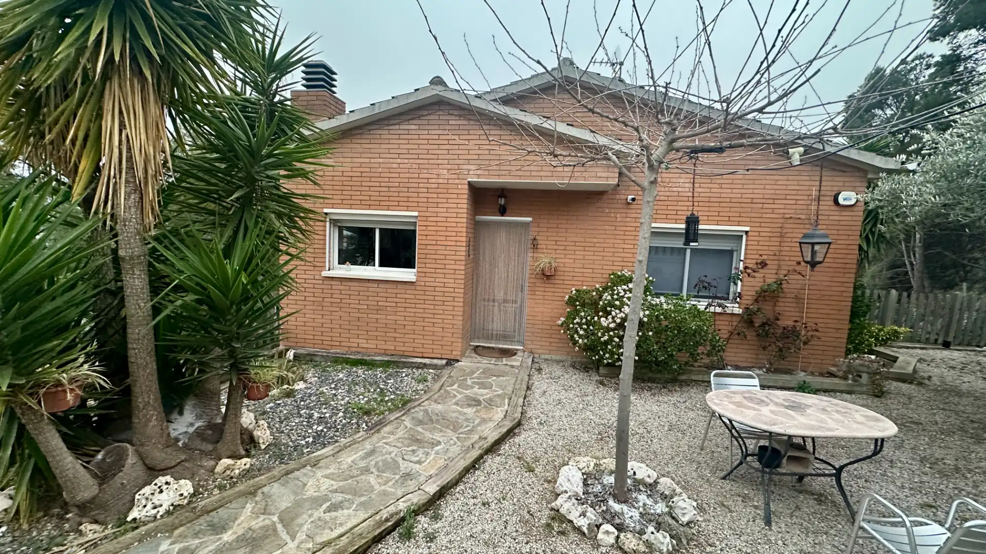 Vista exterior de Casa o xalet en venda en Rubí amb Aire condicionat, Calefacció i Jardí privat