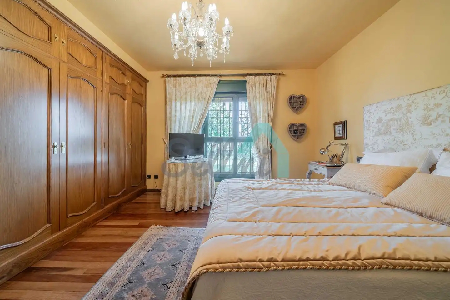 Dormitori de Casa o xalet en venda en Oviedo  amb Calefacció, Jardí privat i Parquet