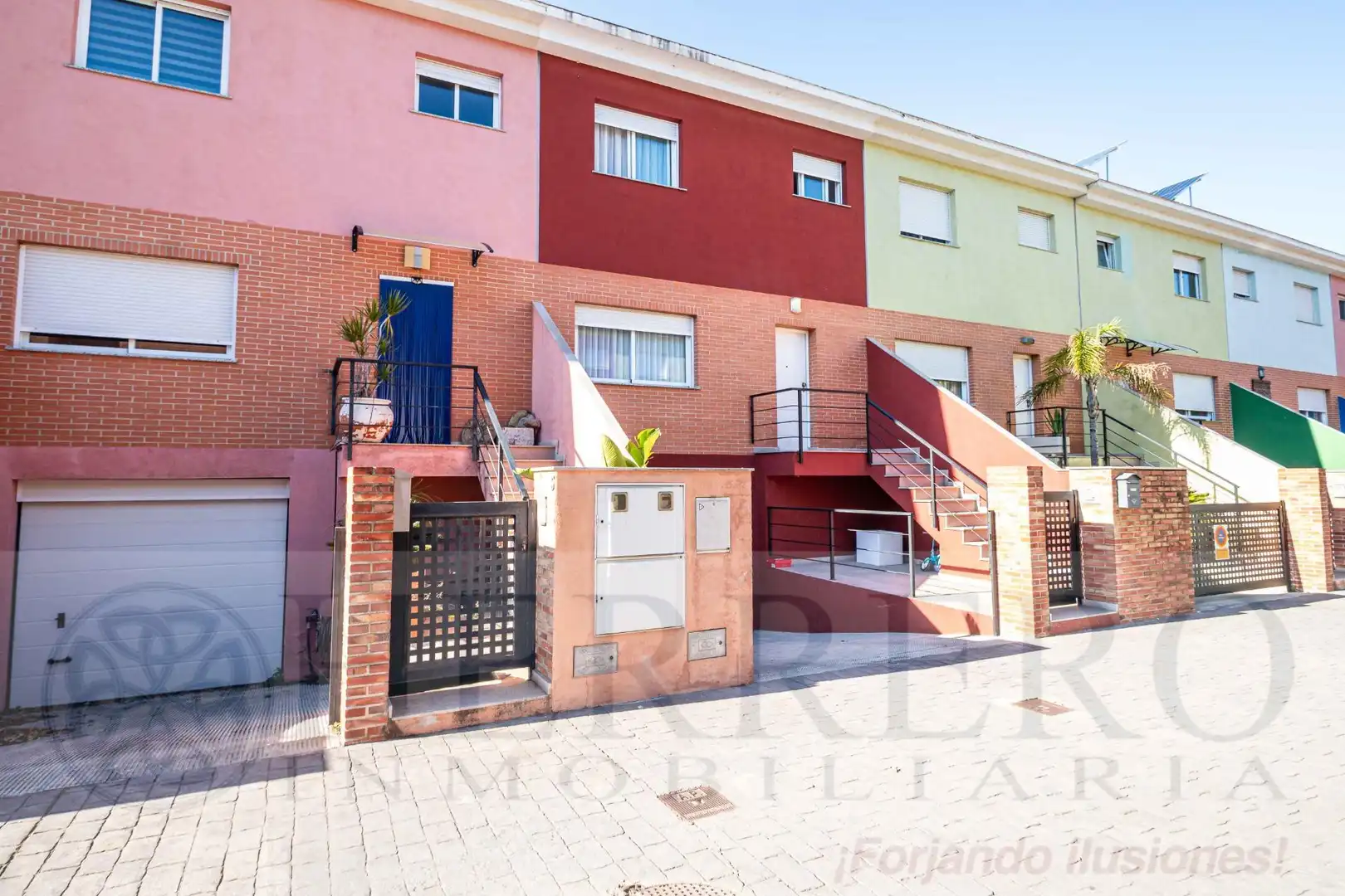 Vista exterior de Casa adosada en venda en Almoines amb Aire condicionat, Calefacció i Jardí privat