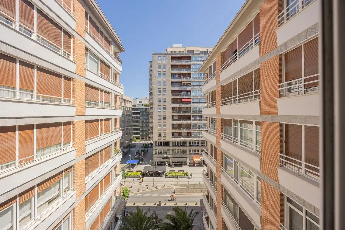 Vista exterior de Pis en venda en Bilbao  amb Calefacció