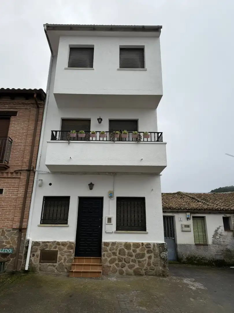 Vista exterior de Casa o chalet en venta en Navamorcuende con Calefacción, Terraza y Amueblado