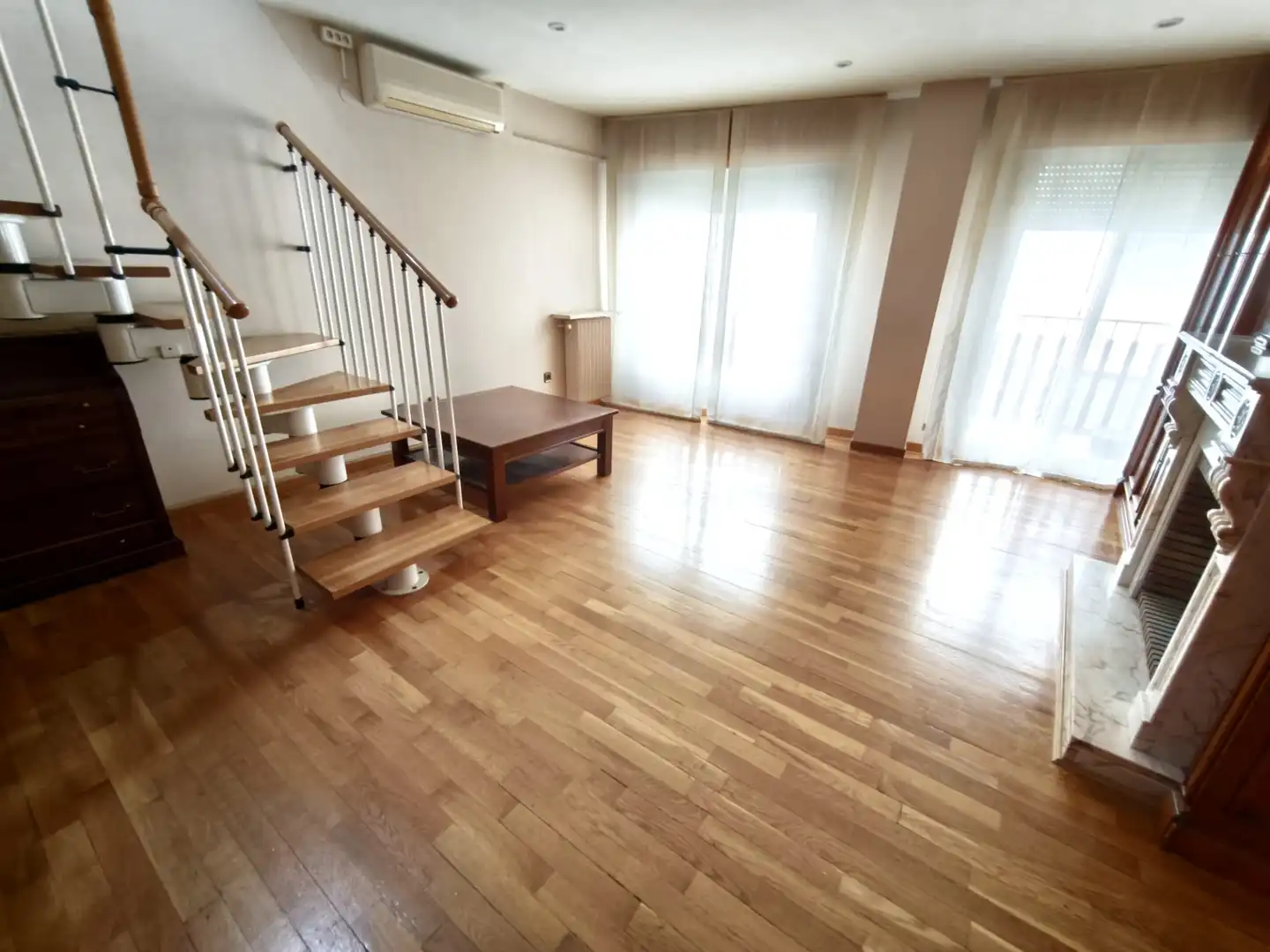 Sala d'estar de Dúplex en venda en Albacete amb Calefacció, Parquet i Jacuzzi