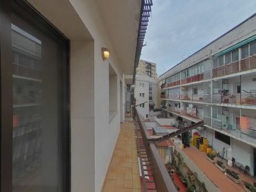 Pis amb balcó en venda a Centre - Sant Oleguer