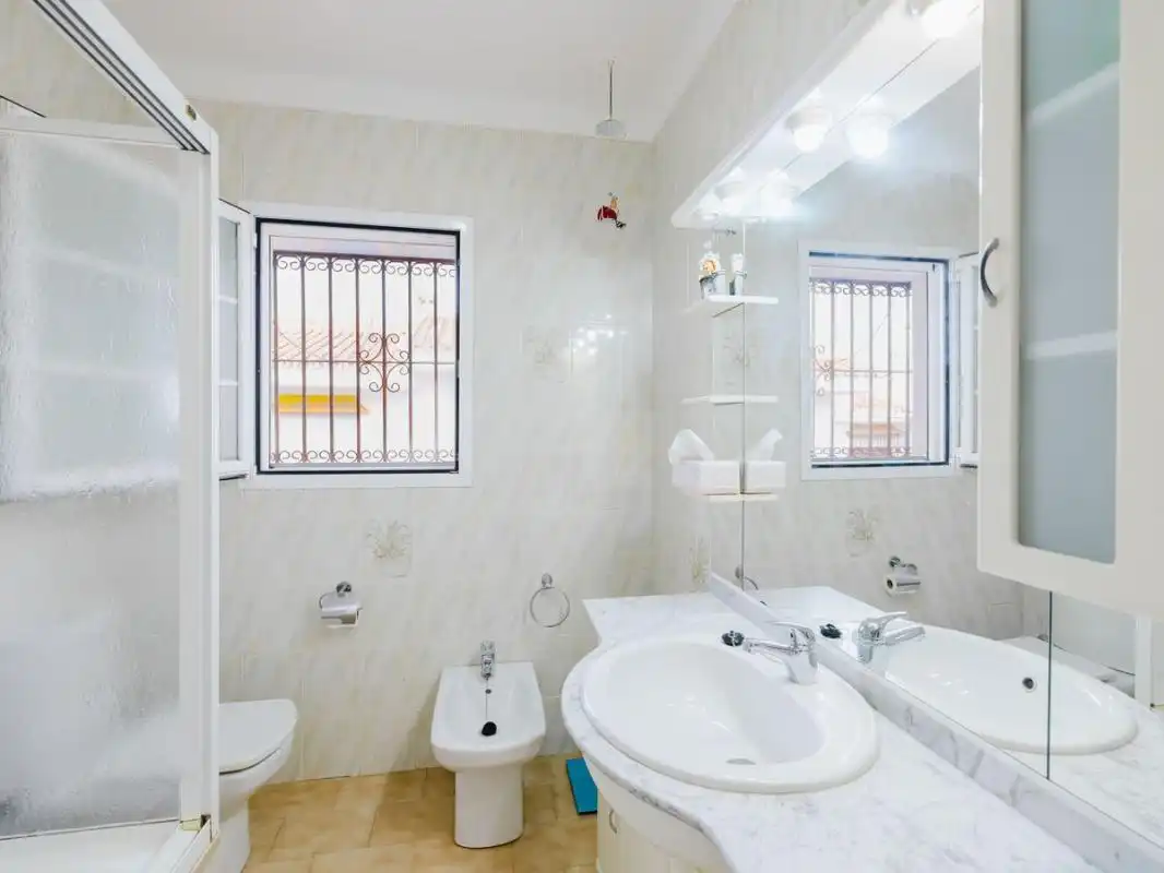 Baño de Casa adosada en venta en Torrox con Aire acondicionado, Calefacción y Terraza