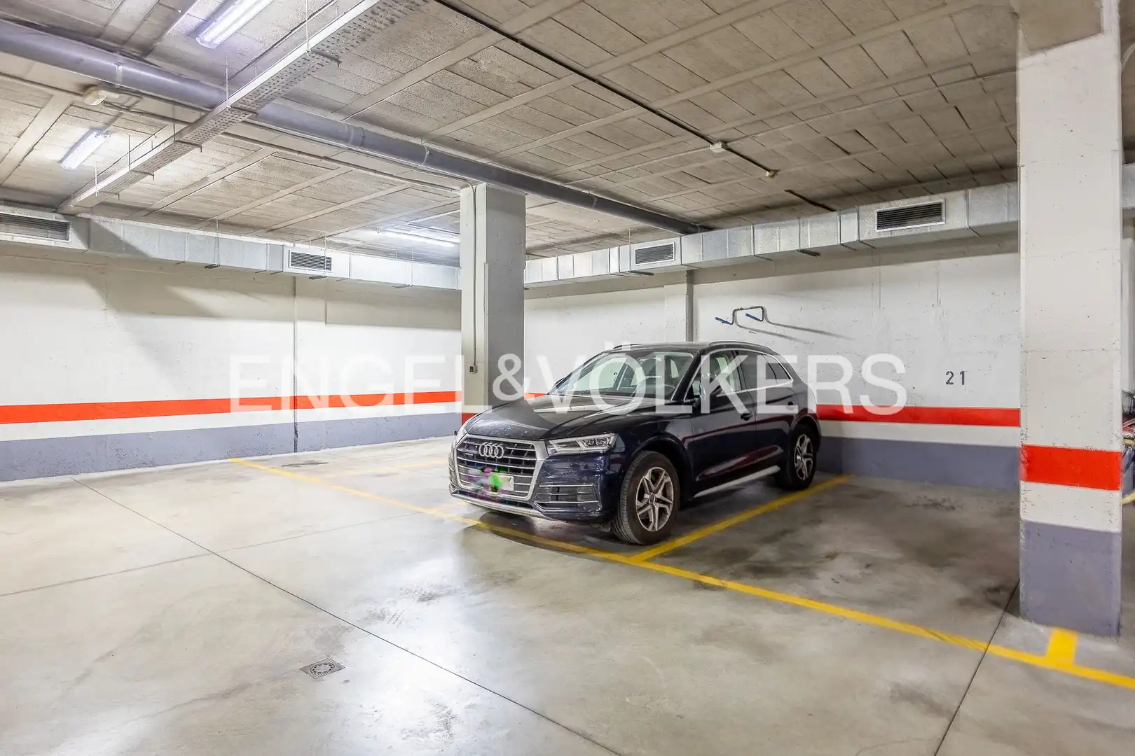 Parking de Piso de alquiler en Sevilla con Aire acondicionado, Calefacción y Piscina