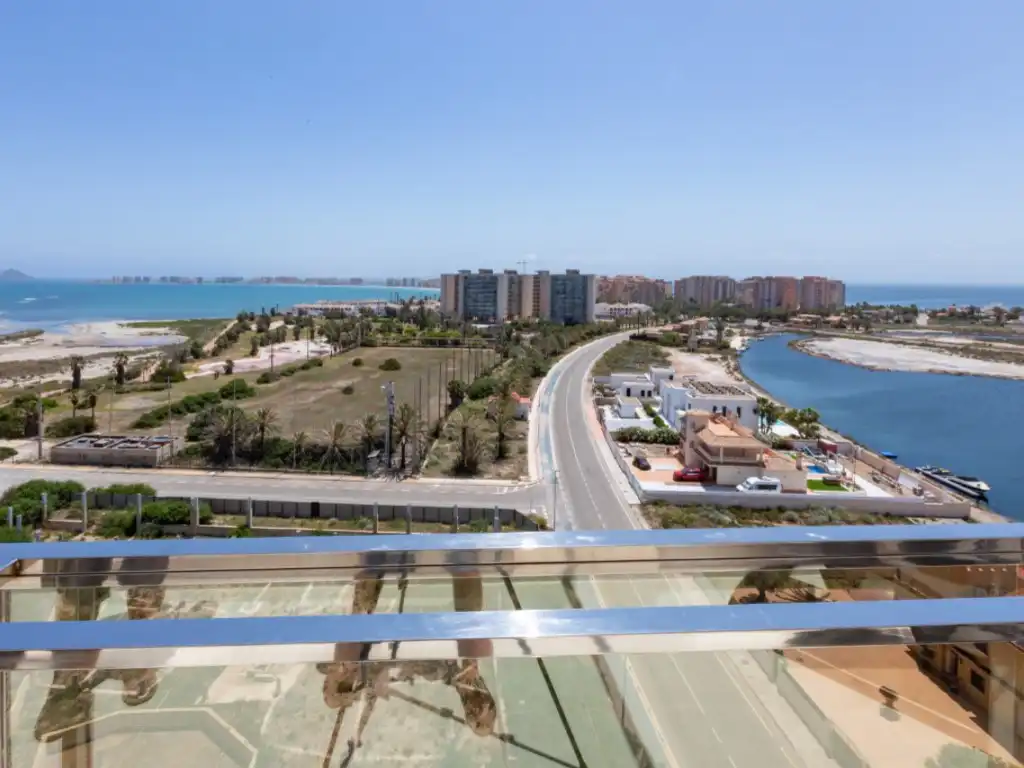 Vista exterior de Ático en venta en La Manga del Mar Menor con Piscina y Piscina comunitaria