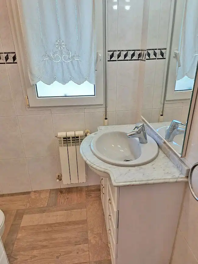 Bany de Casa adosada en venda en Torrelodones amb Calefacció, Jardí privat i Parquet