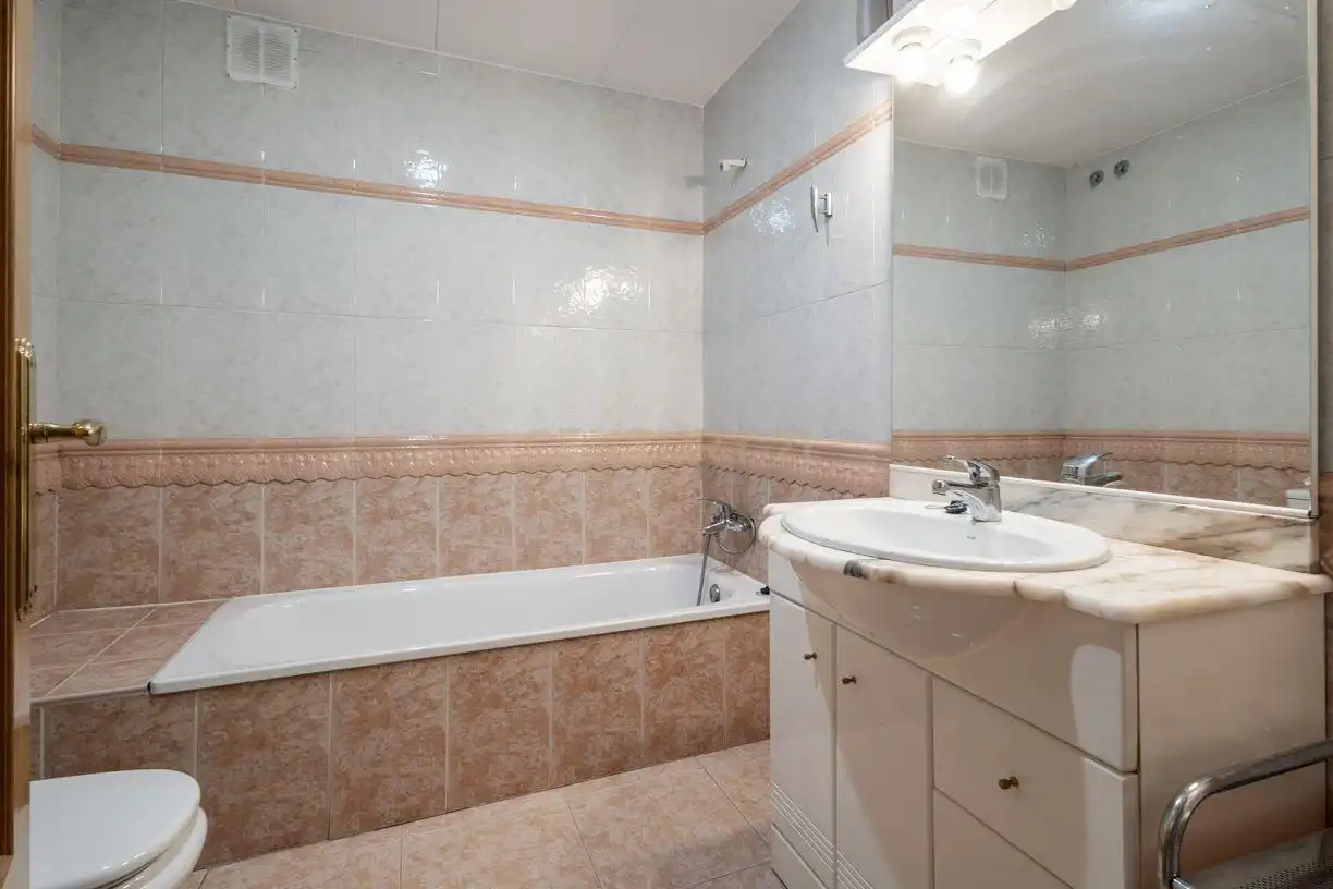 Bany de Apartament en venda en Sant Vicenç Dels Horts amb Aire condicionat i Balcó