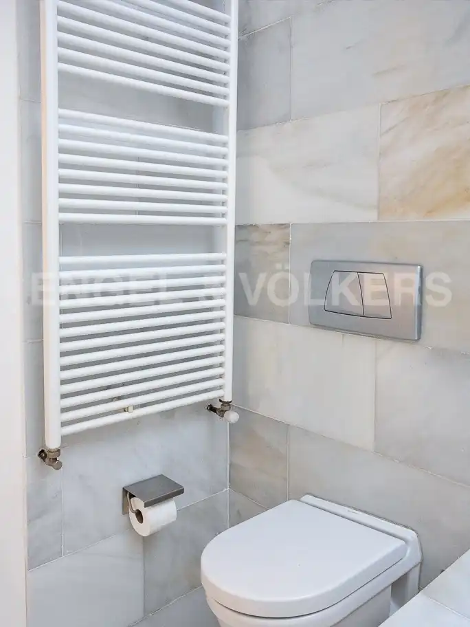 Badezimmer von Wohnung zur Miete in Barcelona mit Klimaanlage, Heizung und Privatgarten