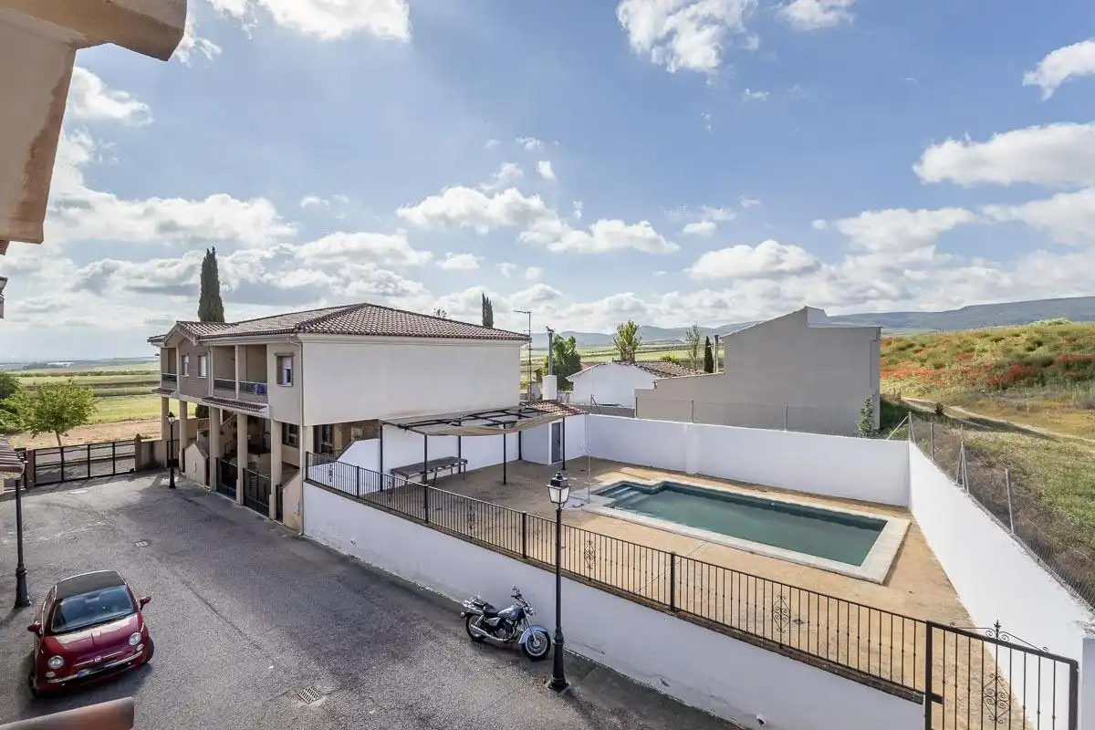 Vista exterior de Casa adosada en venda en Ventas de Huelma amb Piscina comunitària