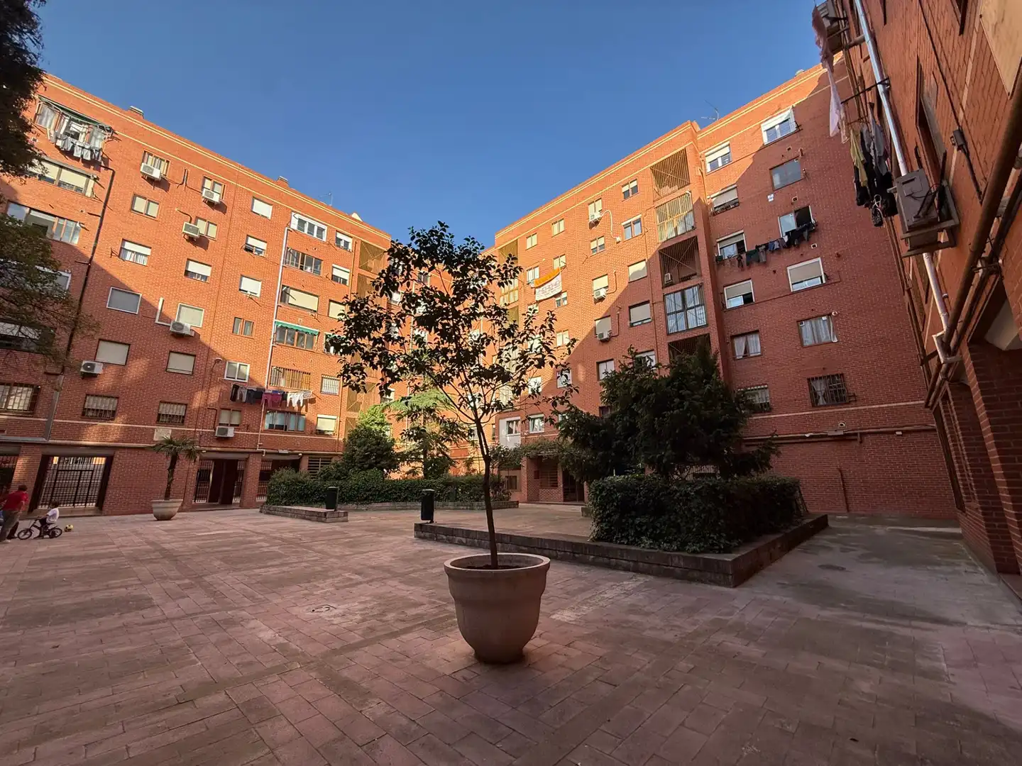 Vista exterior de Piso en venta en  Madrid Capital con Aire acondicionado, Calefacción y Jardín privado