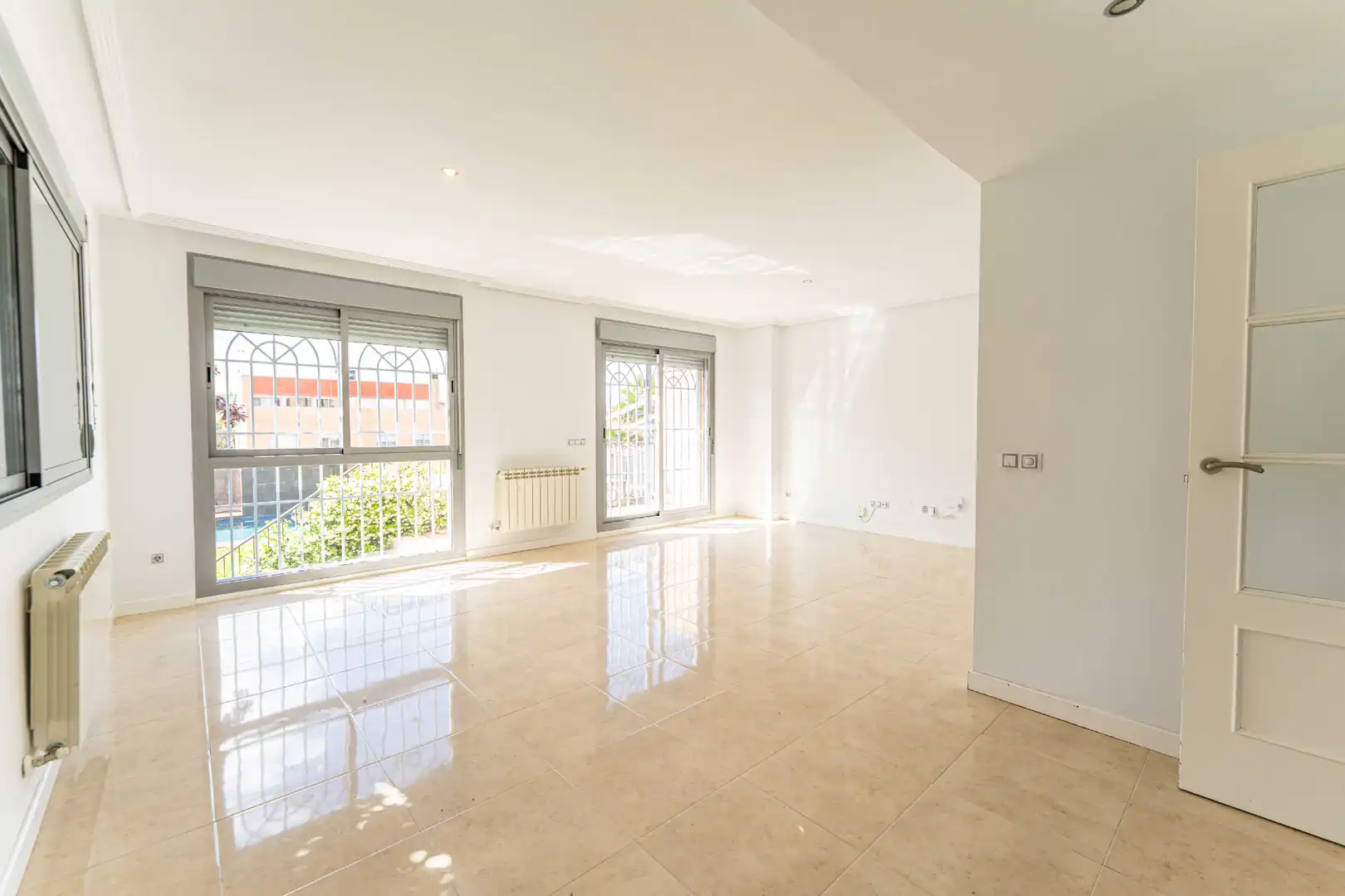 Sala d'estar de Casa adosada en venda en Arroyomolinos (Madrid) amb Aire condicionat, Calefacció i Jardí privat