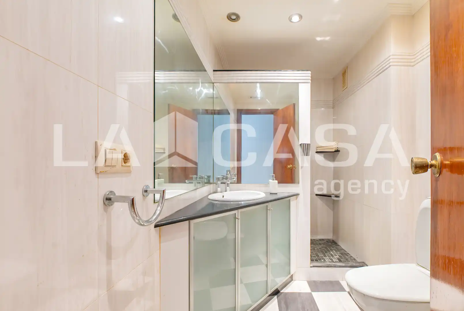Baño de Piso en venta en Valencia con Calefacción, Terraza y Balcón